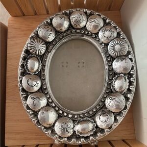 Frame-ology 3” x 4” Oval Frame Silver Conchoes